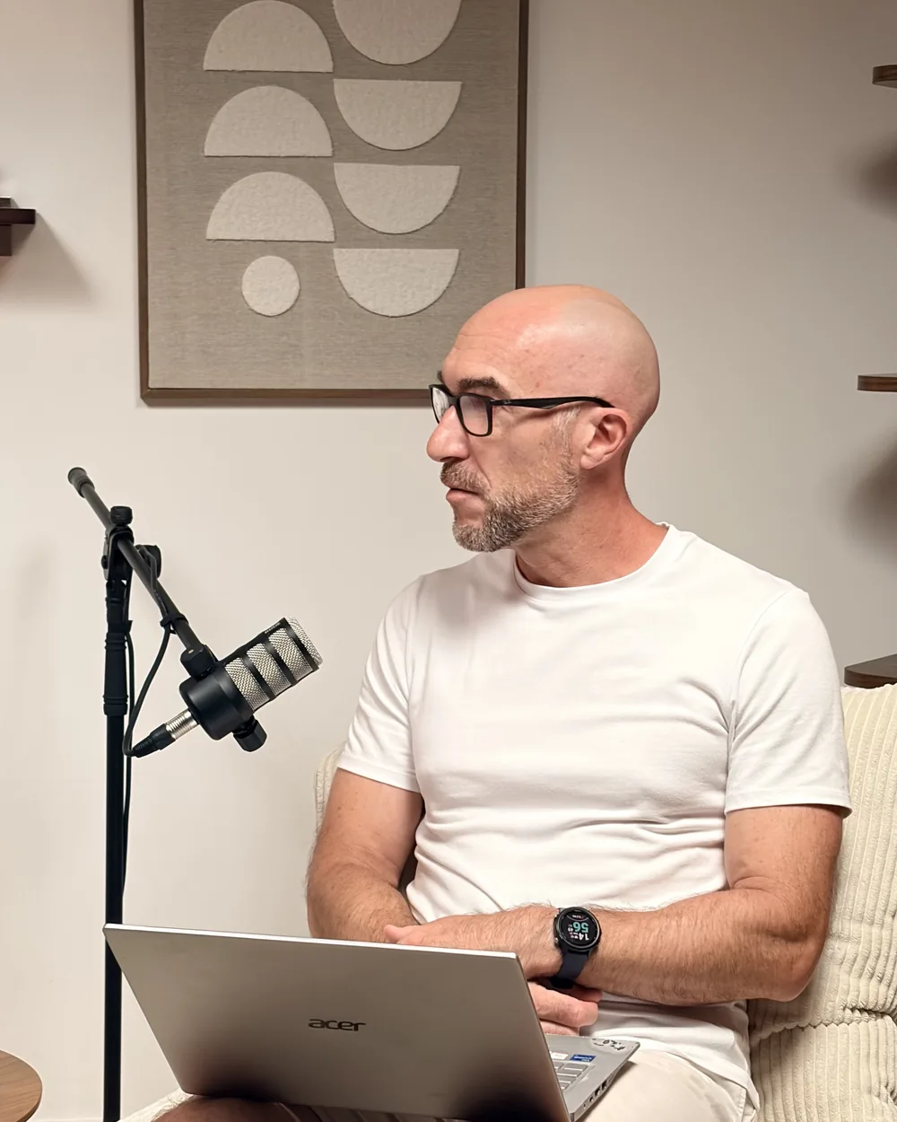 Invité en plein enregistrement au micro sur le plateau podcast du Studio Klyp