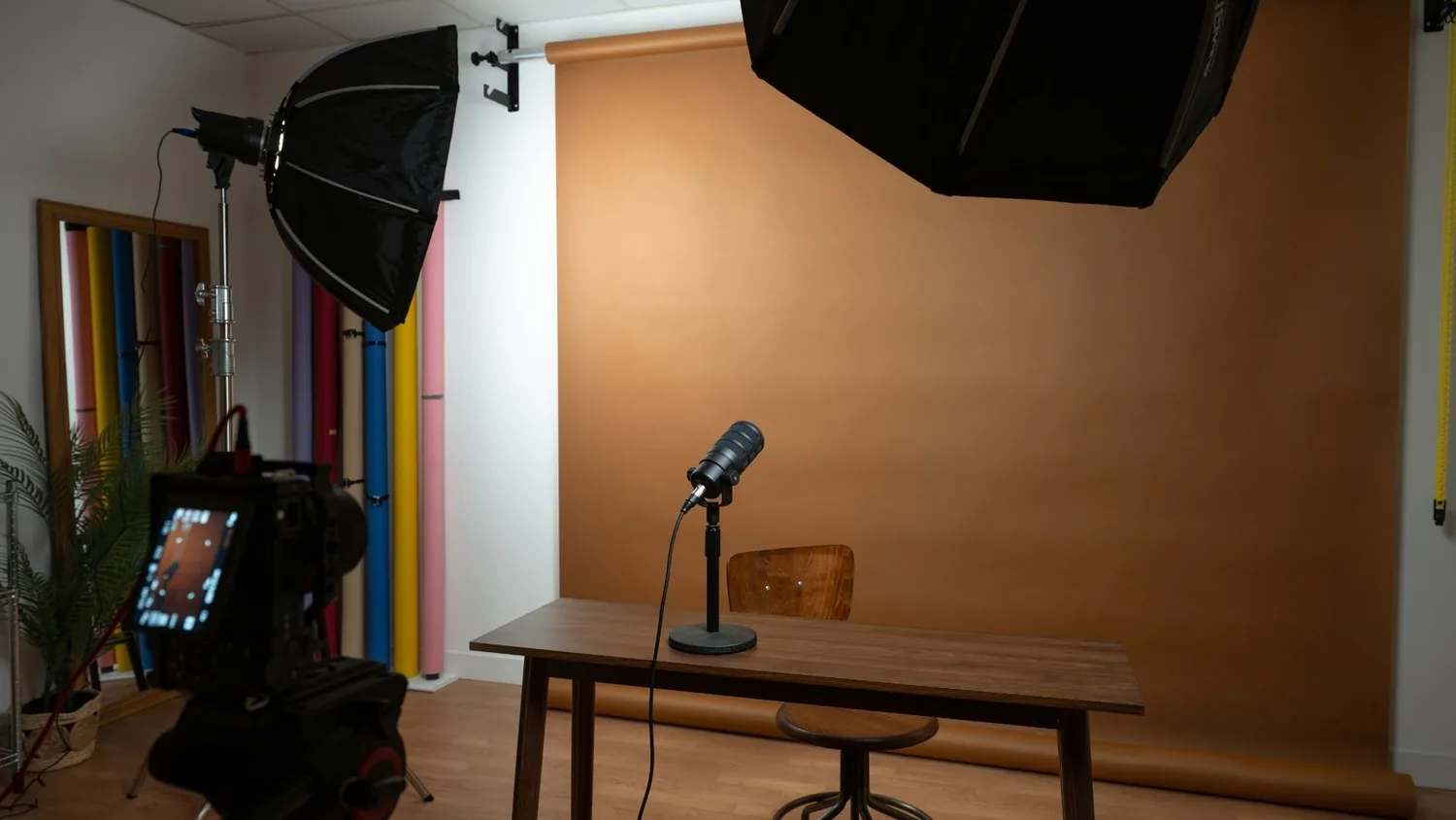Setup personal branding face caméra avec fond papier, table et micro