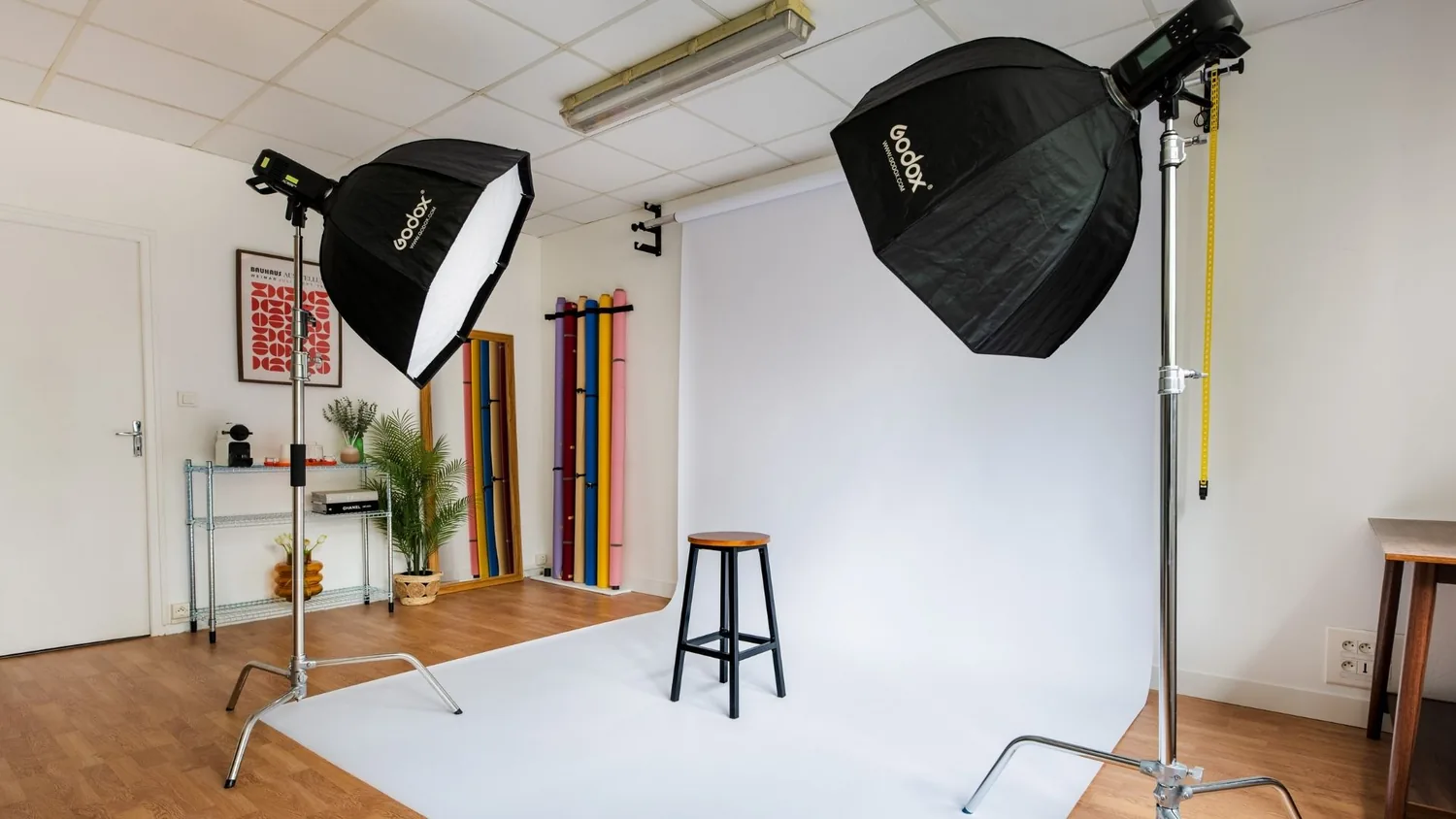 Studio photo avec colorama blanc et flashs