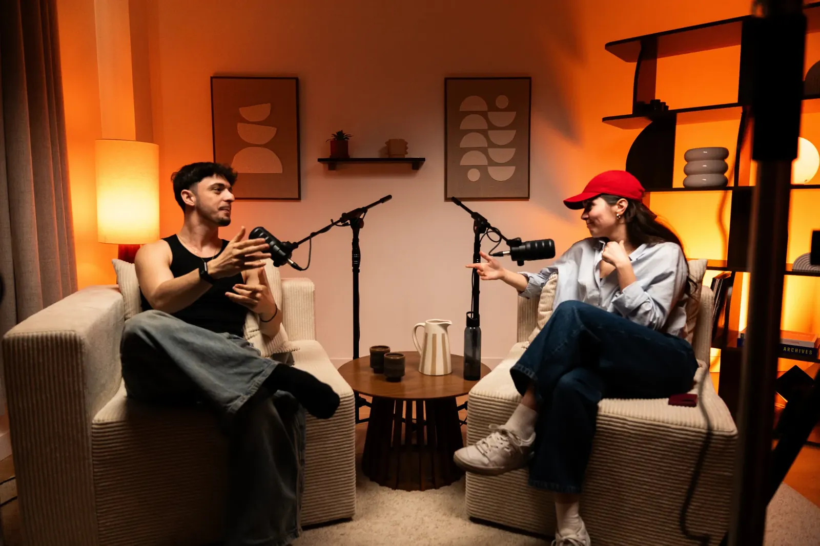 Deux personnes en plein échange au micro sur le plateau podcast