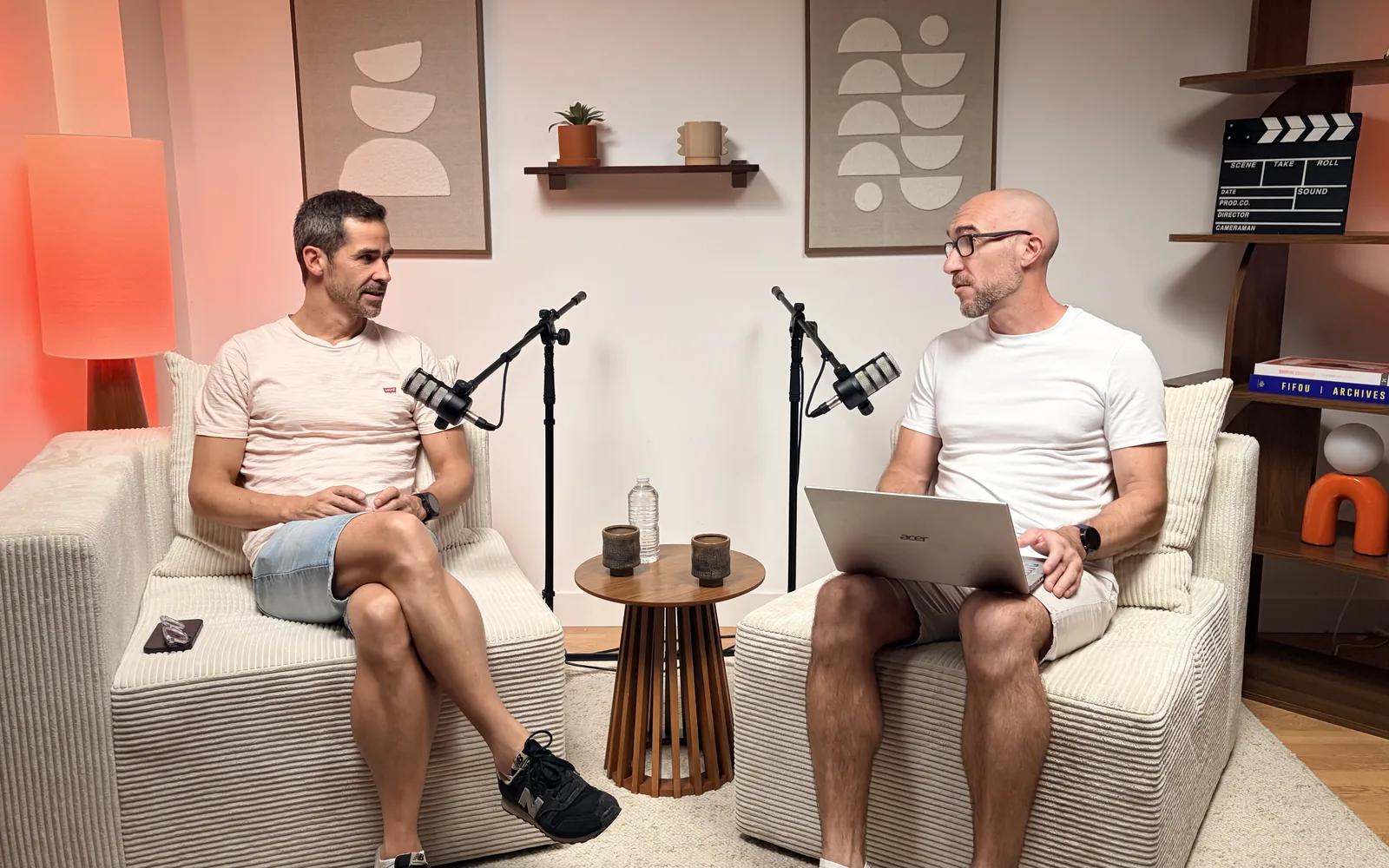 Enregistrement d'un podcast à deux voix sur le plateau du Studio Klyp