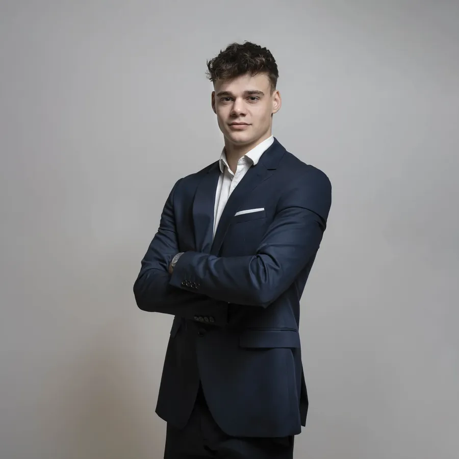 Portrait corporate d'un homme en costume sur fond gris